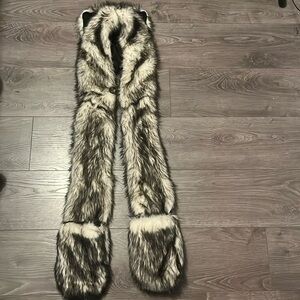 Festival animal hat/scarf/mitt wolf